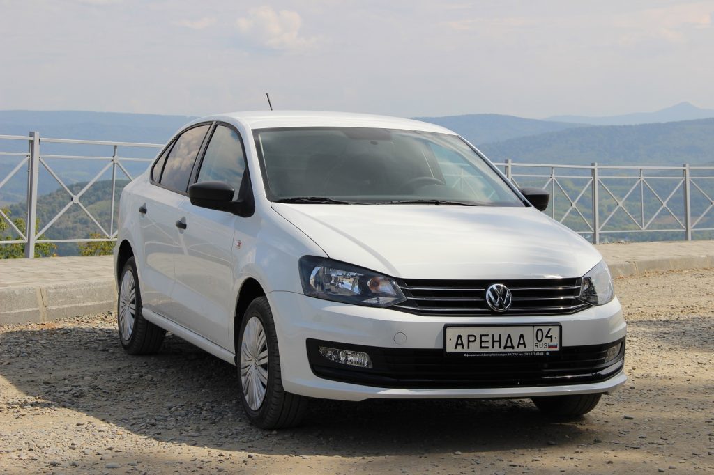 Volkswagen Polo (белый) 2020-2023 год или аналог в Горно-Алтайске, Россия