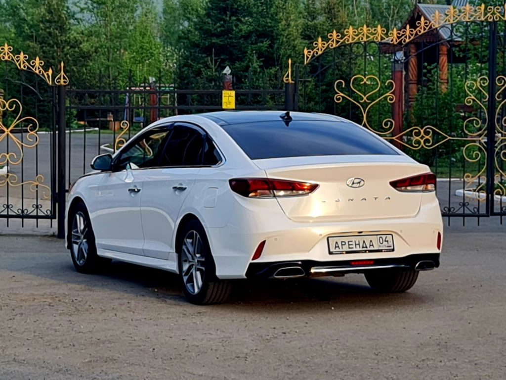 Hyundai Sonata (белый) 2016-2018 год или аналог в Горно-Алтайске, Россия