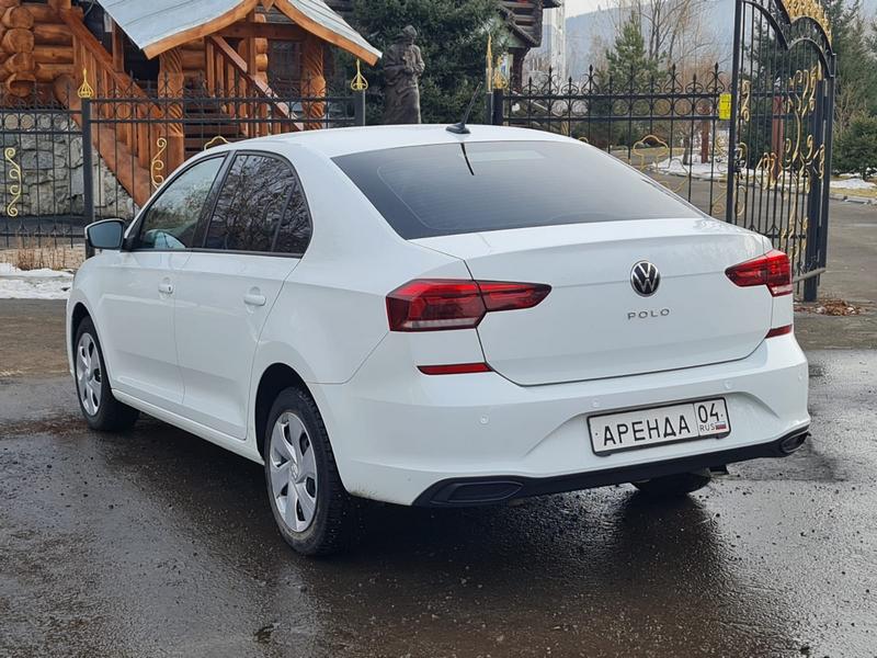 Volkswagen Polo (белый) 2020-2022 год или аналог в Горно-Алтайске, Россия