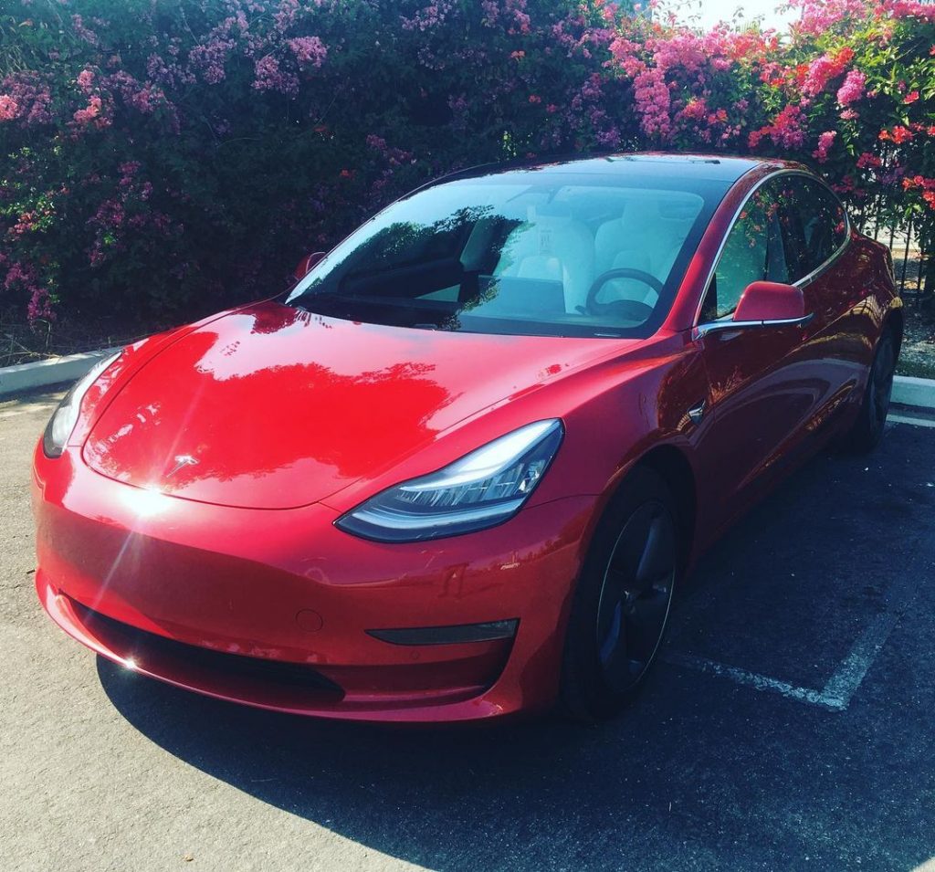 Tesla model 3 Red в Лос Анджелесе, США