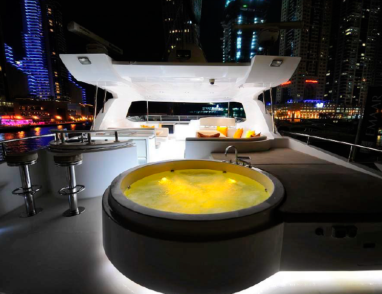 Яхта MAJESTY WITH JACUZZI 101 FEET в Дубаи, ОАЭ