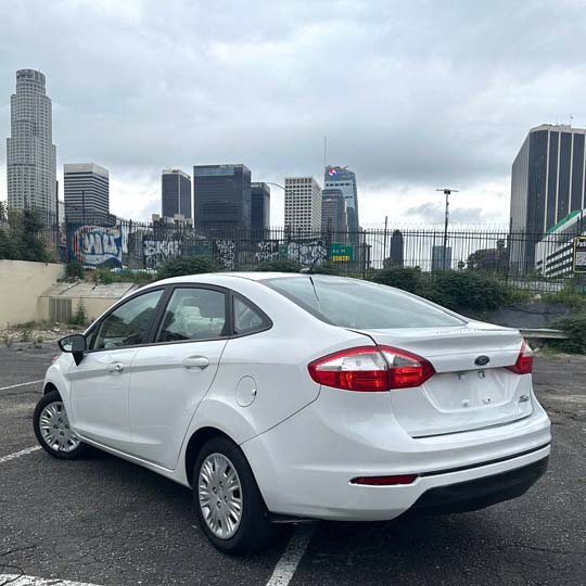 Ford Fiesta white 2013-2017 или аналог в Лос-Анджелесе, США