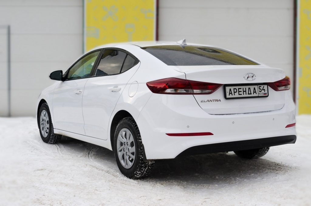Hyundai Elantra (белый) 2017-2019 год или аналог в Горно-Алтайске, Россия