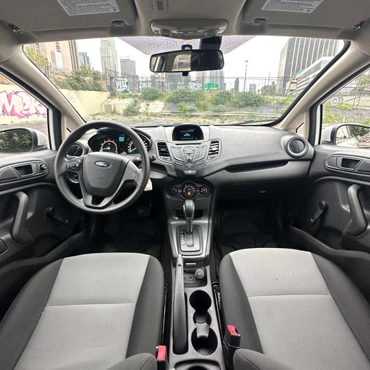 Ford Fiesta white 2013-2017 или аналог в Лос-Анджелесе, США