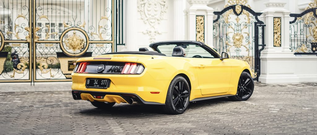 Ford Mustang Cabrio Yellow на Бали