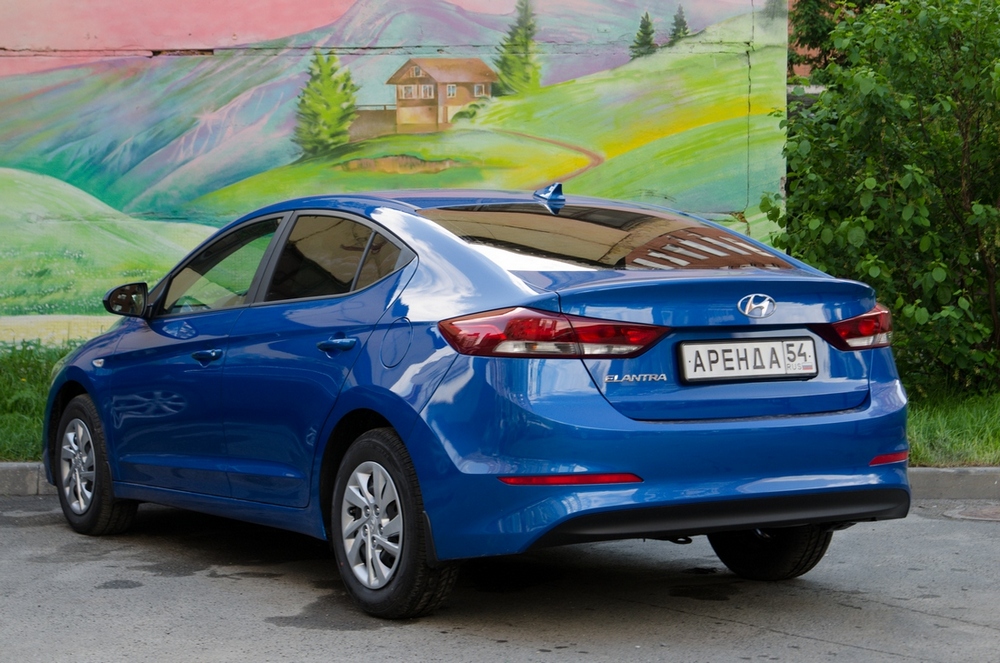 Hyundai Elantra (синий) 2017-2019 год или аналог в Горно-Алтайске, Россия