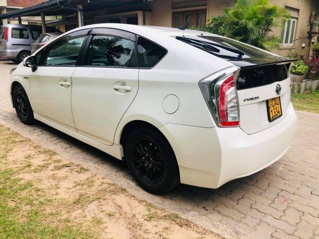 Toyota Prius или аналог Шри-Ланке