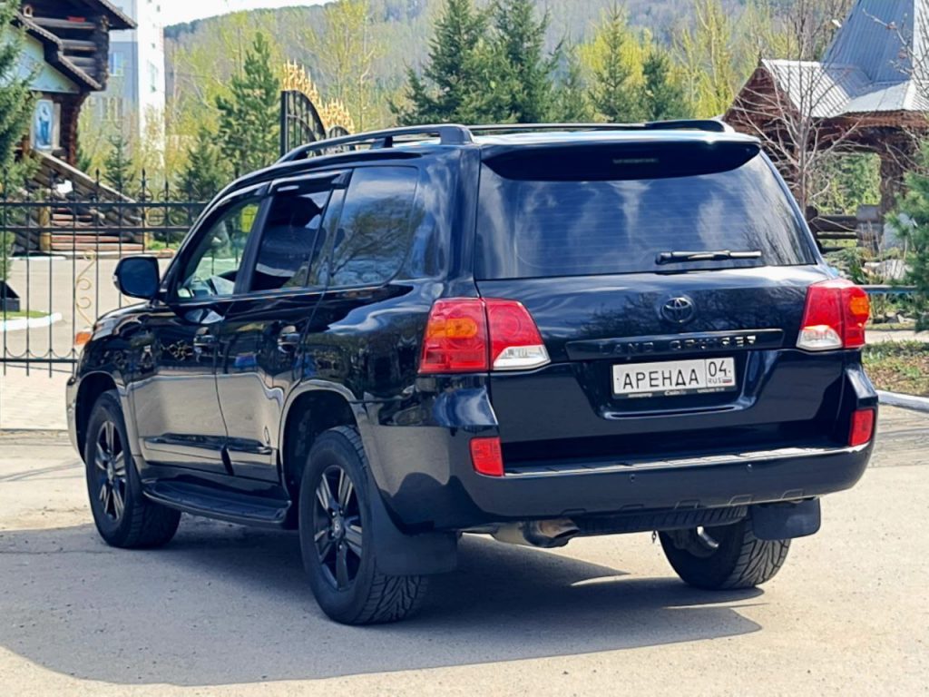 Toyota Land Cruiser 200 (черный) 2012-2015 год или аналог в Горно-Алтайске, Россия