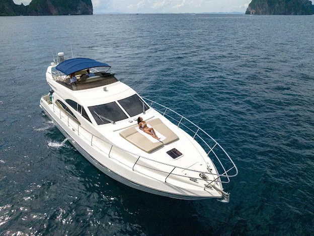 Моторная яхта Azimut 54 на Пхукете, Таиланд