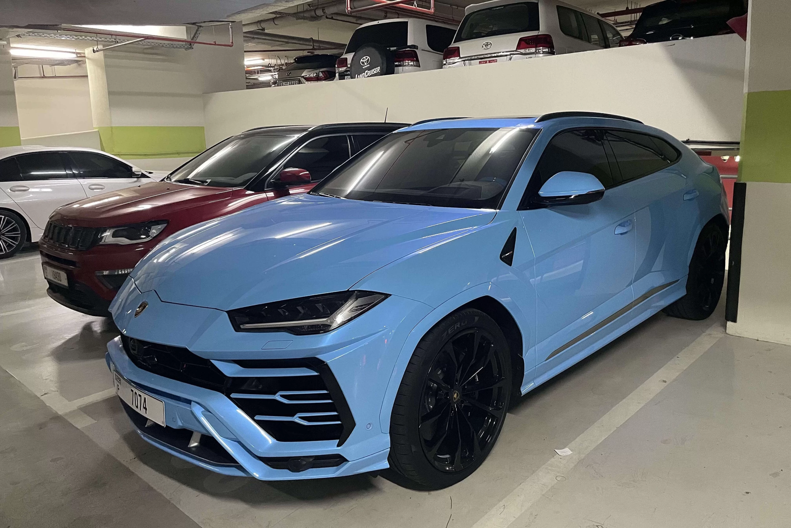 Взять в аренду LAMBORGHINI URUS CHINA BLUE + SPECIAL BLUE в Дубаи, ОАЭ