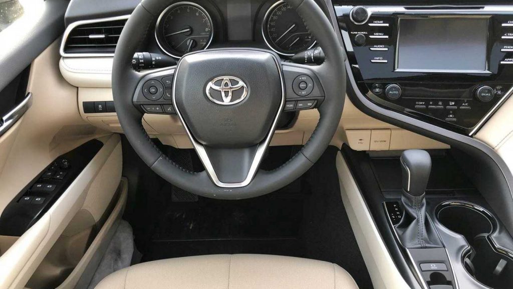 Toyota Camry 2020-2023 год или аналог в Дубаи, ОАЭ