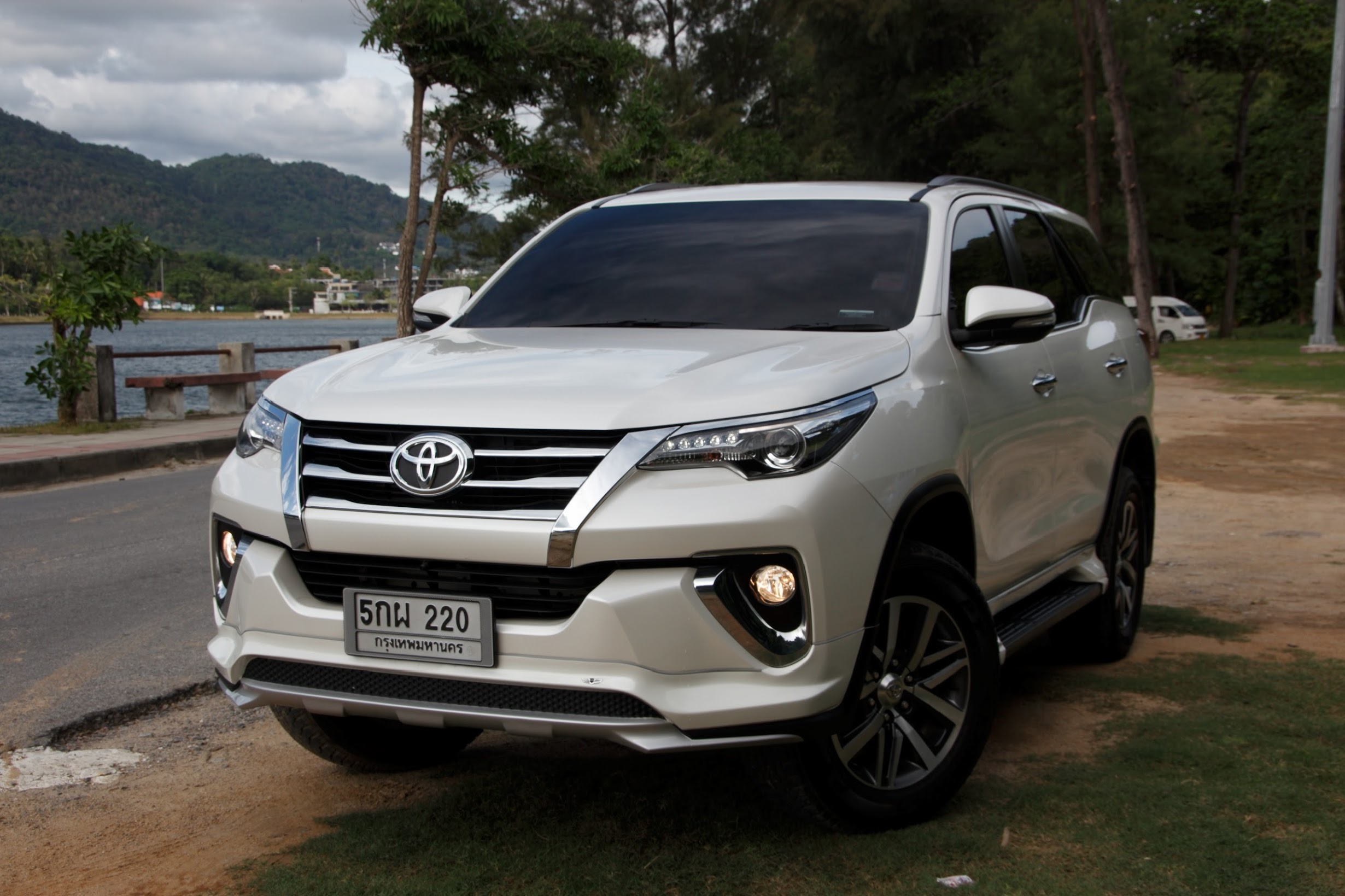 Тойота Fortuner 2018