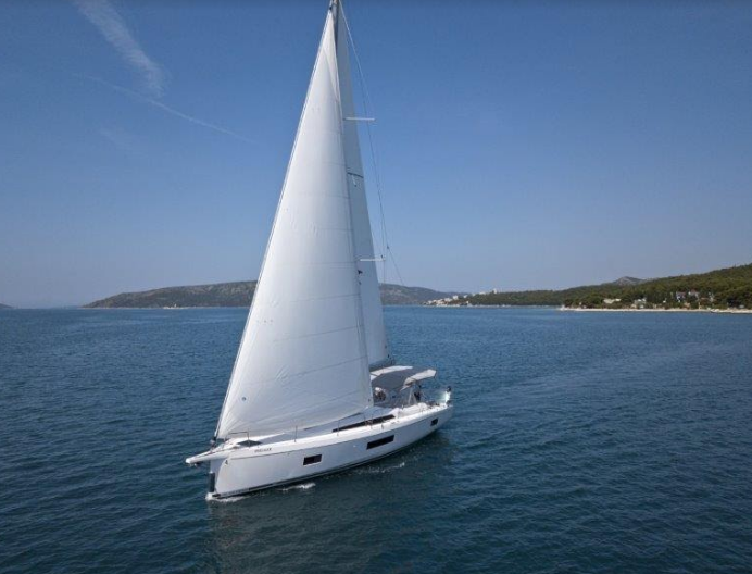 Яхта Miss Alice Oceanis 50.1 в Трогире, Хорватия