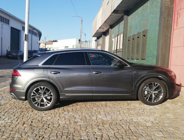 Audi Q8 2021 в Лиссабоне, Португалия