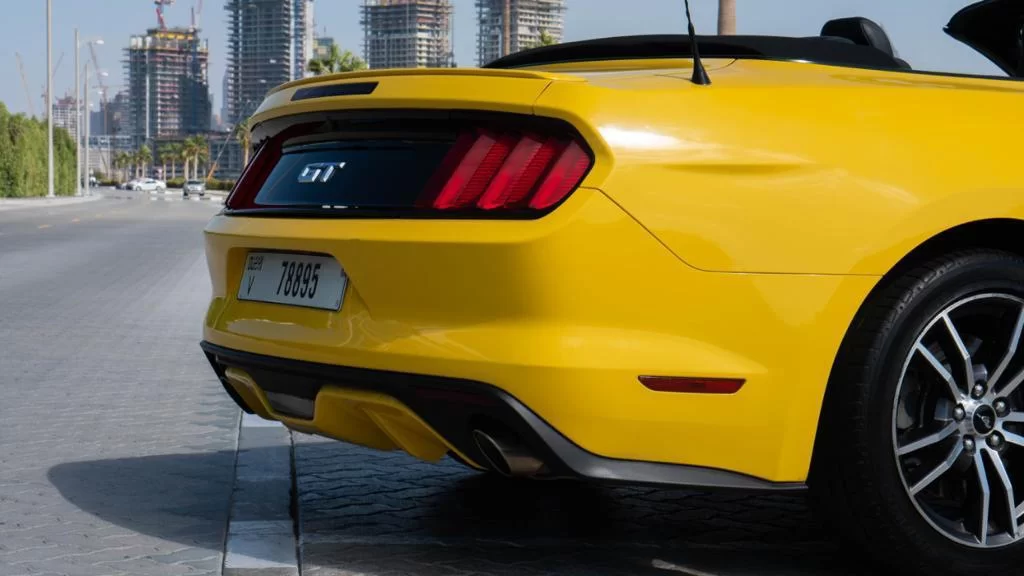 FORD MUSTANG CABRIO YELLOW в Дубаи, ОАЭ