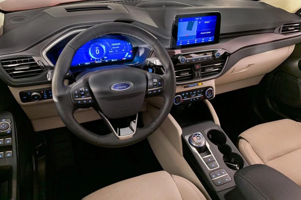 Ford Escape 2019-2022 год или аналог в Дубаи, ОАЭ