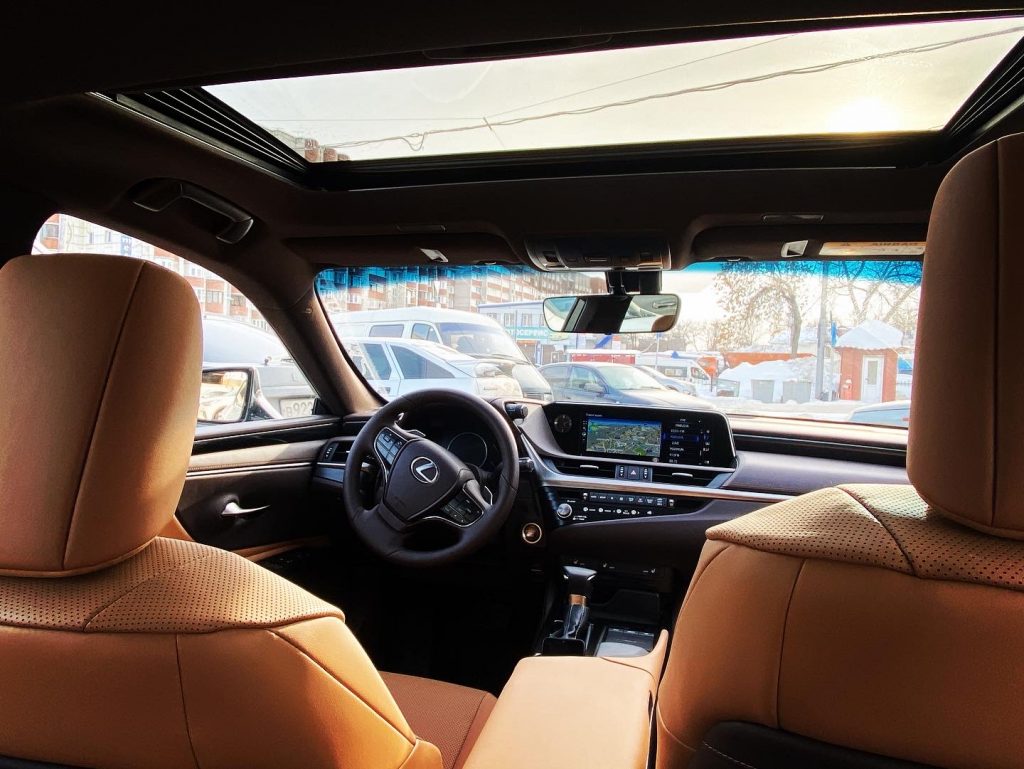 Аренда только с водителем АБСОЛЮТНО НОВЫЙ LEXUS ES Luxury 2021 г.в. в полной комплектации.