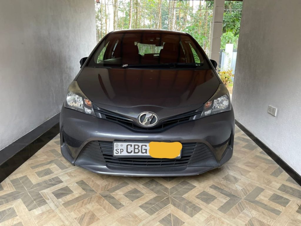 Toyota Vitz или аналог в Хиккадуве, Шри-Ланка