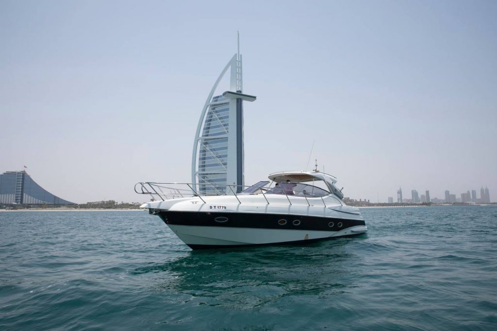 Круиз на яхте Sessa Marina вокруг Дубая, ОАЭ