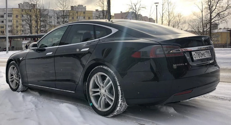 Tesla Model S 85 2014 Black без водителя