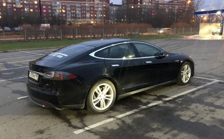 Tesla Model S 85 2014 Black без водителя