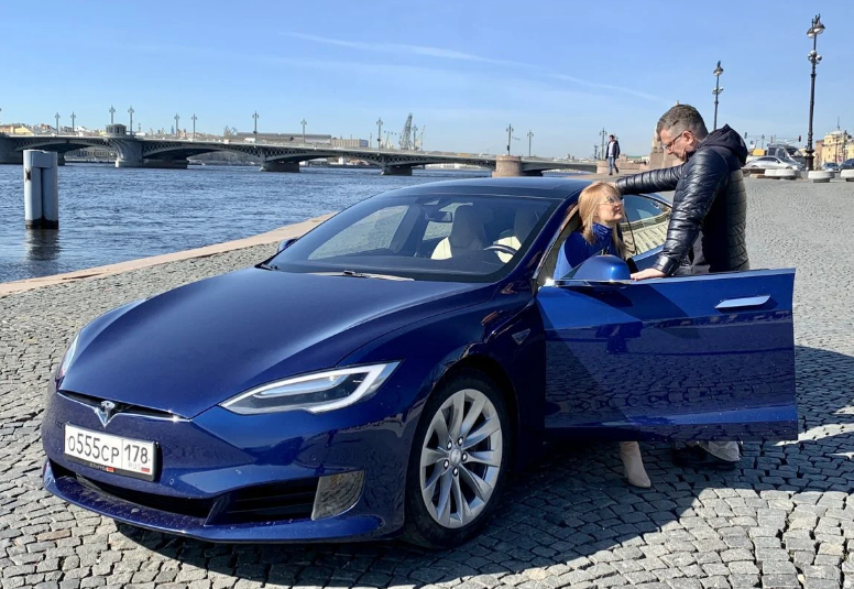 Tesla Model S75 Автопилот 2016 Blue без водителя