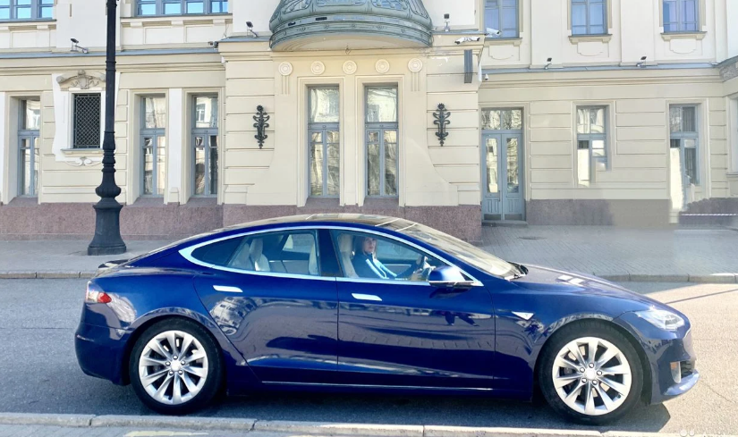 Tesla Model S75 Автопилот 2016 Blue без водителя