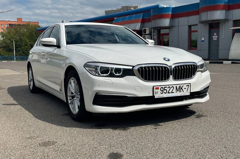 Белый BMW 5 с водителем в Минске, Беларусь