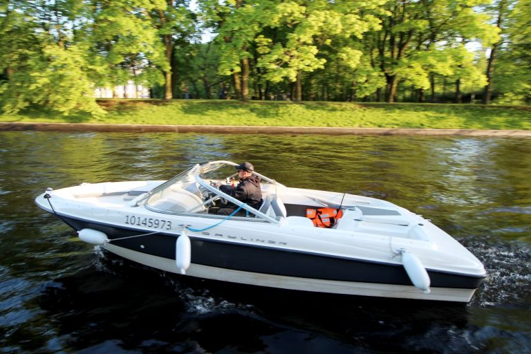 Катер Bayliner 175 в Санкт-Петербурге