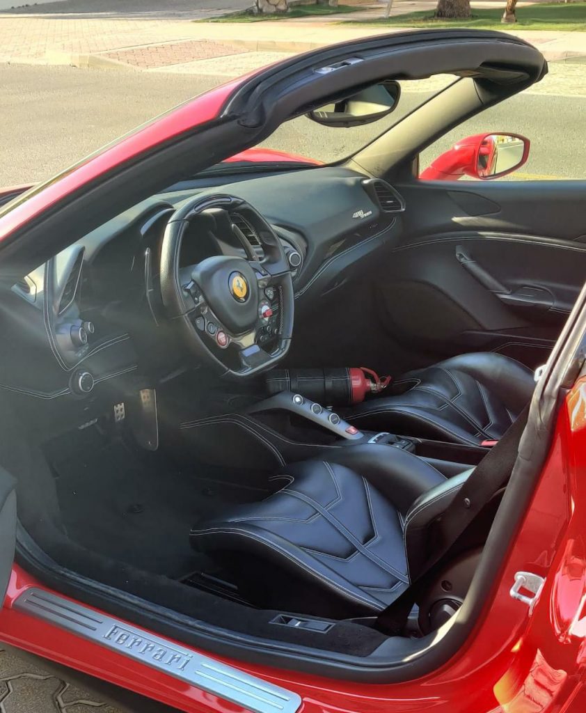 Ferrari 488 Spider с открытым верхом 2018 в Дубаи, ОАЭ