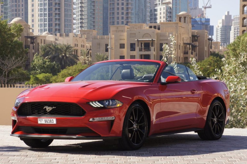 Ford Mustang Red кабриолет в Дубаи, ОАЭ