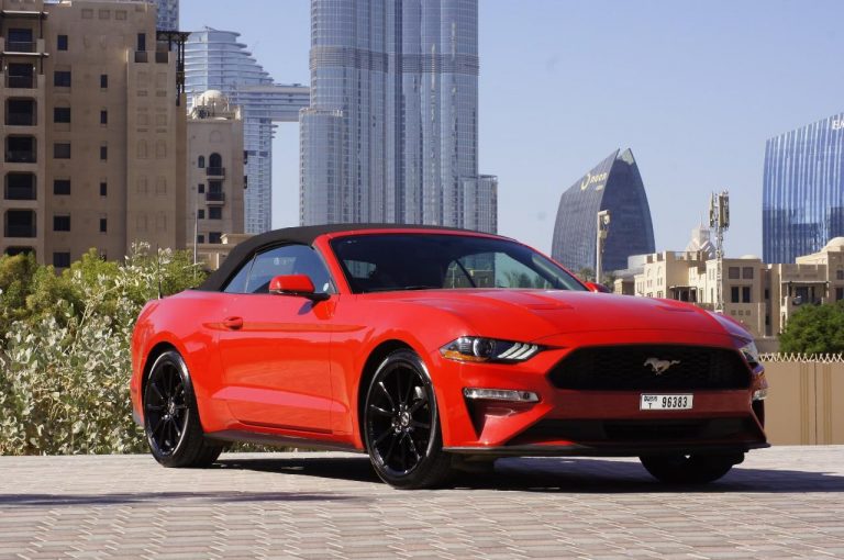 Ford Mustang Red кабриолет в Дубаи, ОАЭ