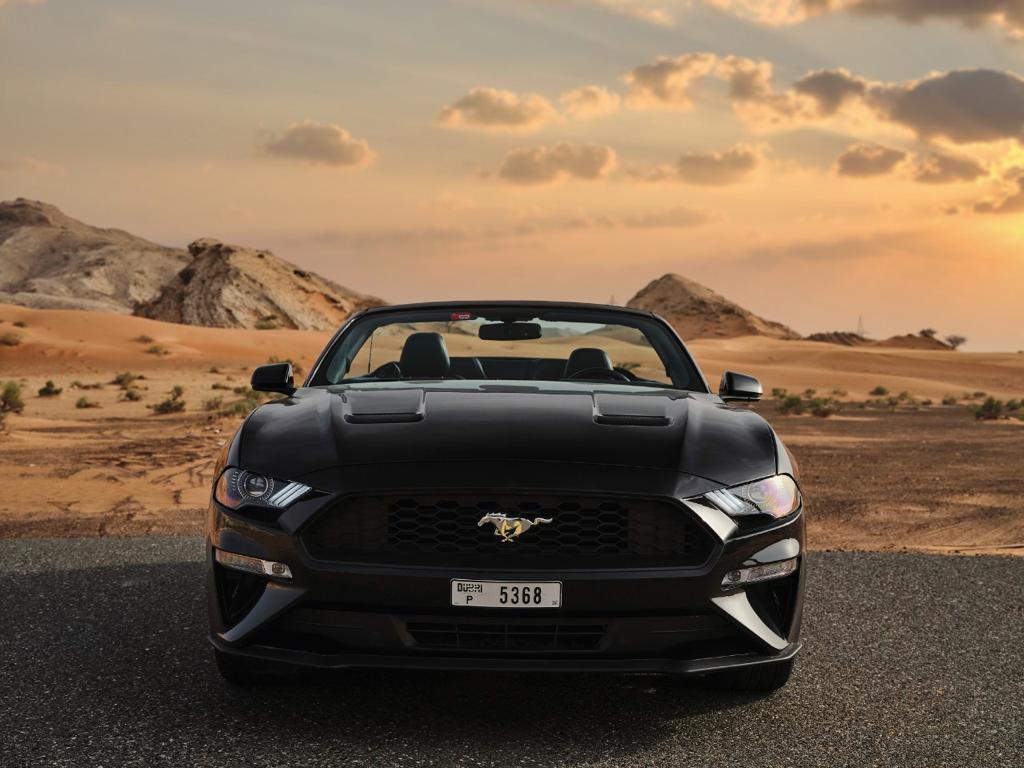 Ford Mustang Black кабриолет в Дубаи, ОАЭ