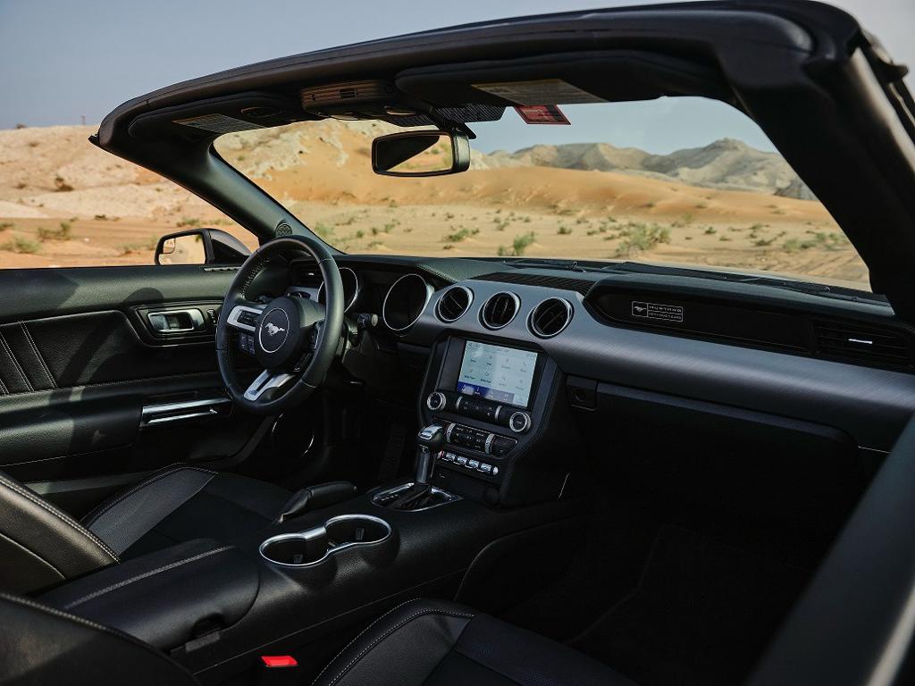 Ford Mustang Black кабриолет в Дубаи, ОАЭ