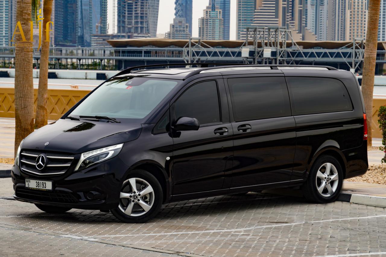 Взять в аренду Mercedes Benz V class 2021 с водителем в Дубаи, ОАЭ