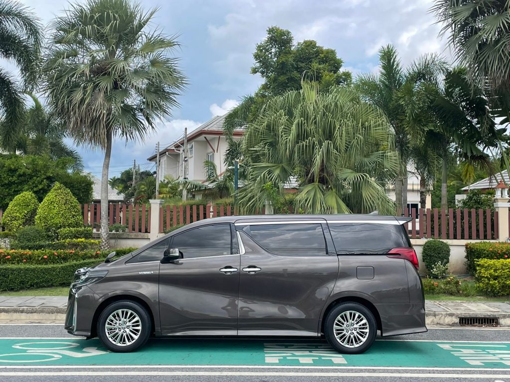 Toyota Alphard 2021-2023 год или аналог в Паттайе, Таиланд
