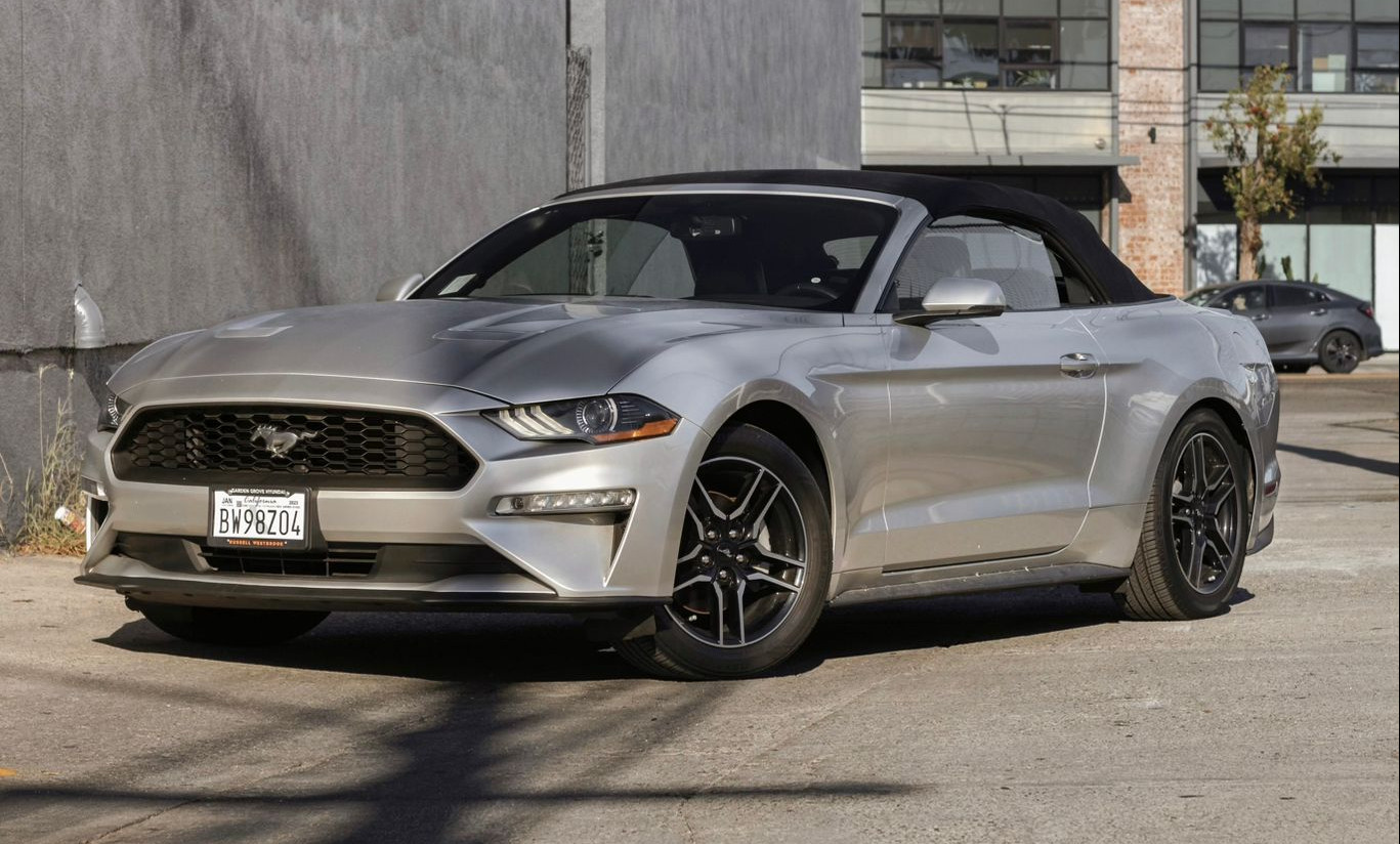 Ford Mustang кабриолет 2020 в Лос Анджелесе, США