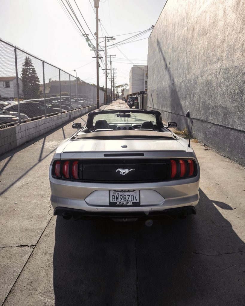 Ford Mustang кабриолет 2020 в Лос Анджелесе, США