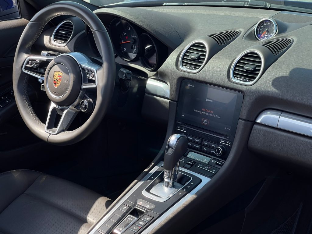 Porsche 718 Boxster 2022-2023 или аналог в Дубаи, ОАЭ