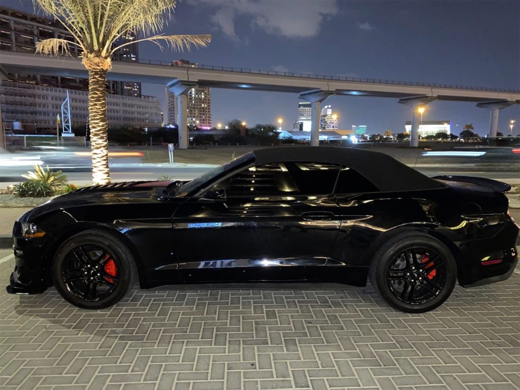 Ford Mustang Black Cabrio 2022-2023 или аналог в Дубаи, ОАЭ