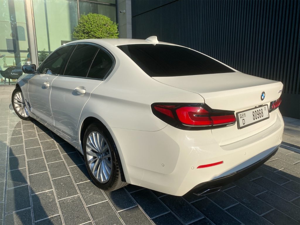 BMW 530i white 2022-2023 или аналог в Дубаи, ОАЭ