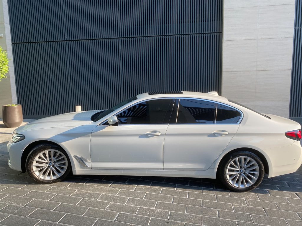 BMW 530i white 2022-2023 или аналог в Дубаи, ОАЭ