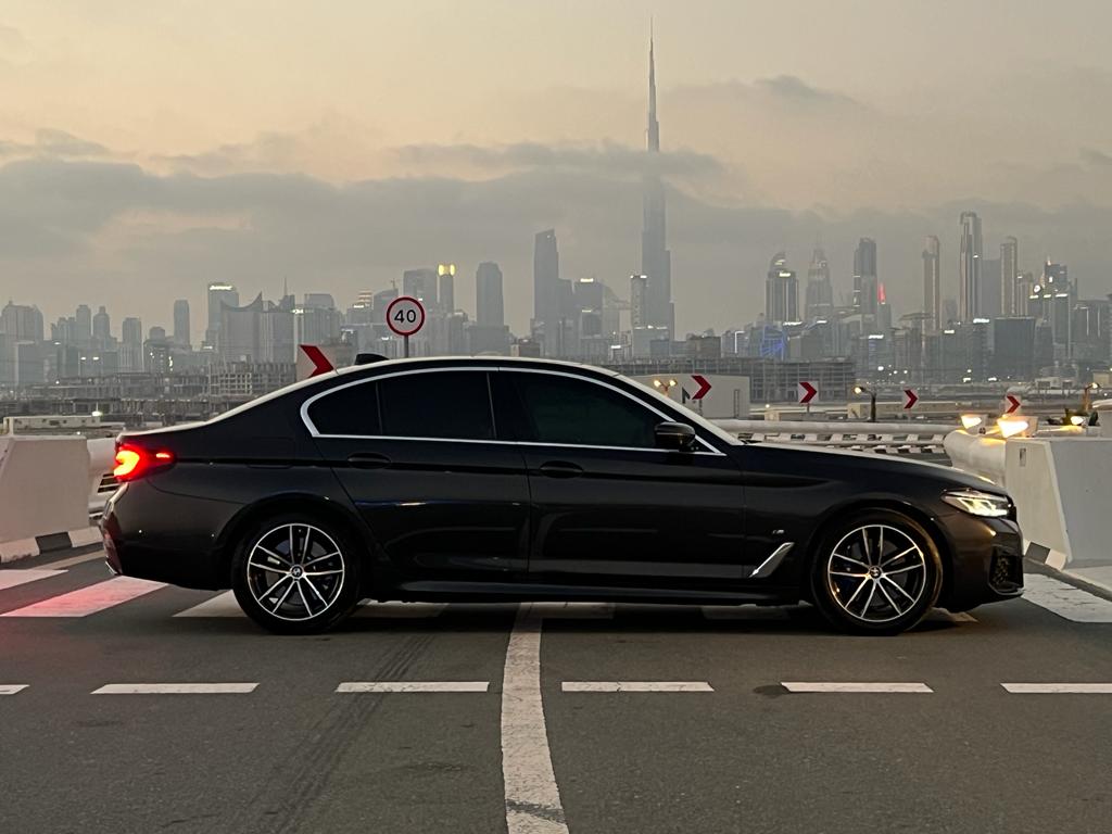 BMW 530i black 2022-2023 или аналог в Дубаи, ОАЭ
