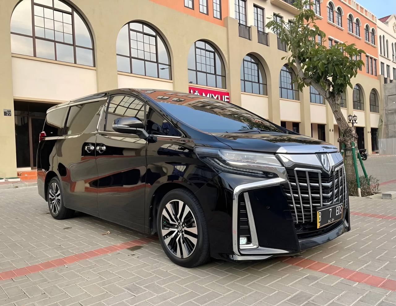 Взять в аренду TOYOTA ALPHARD 9 мест 2022-2024 или аналог в Денпасаре, Бали