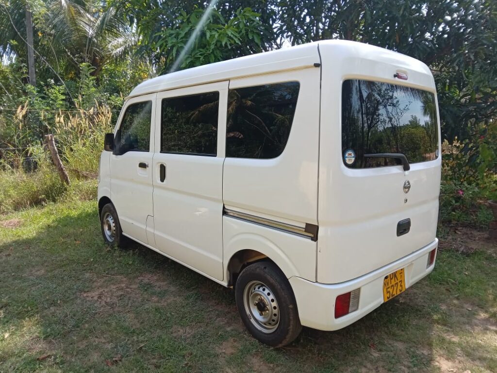 Nissan minivan или аналог в Шри-Ланке