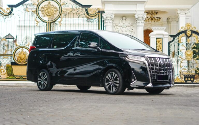 TOYOTA ALPHARD с водителем 2022-2024 или аналог в Денпасаре, Бали