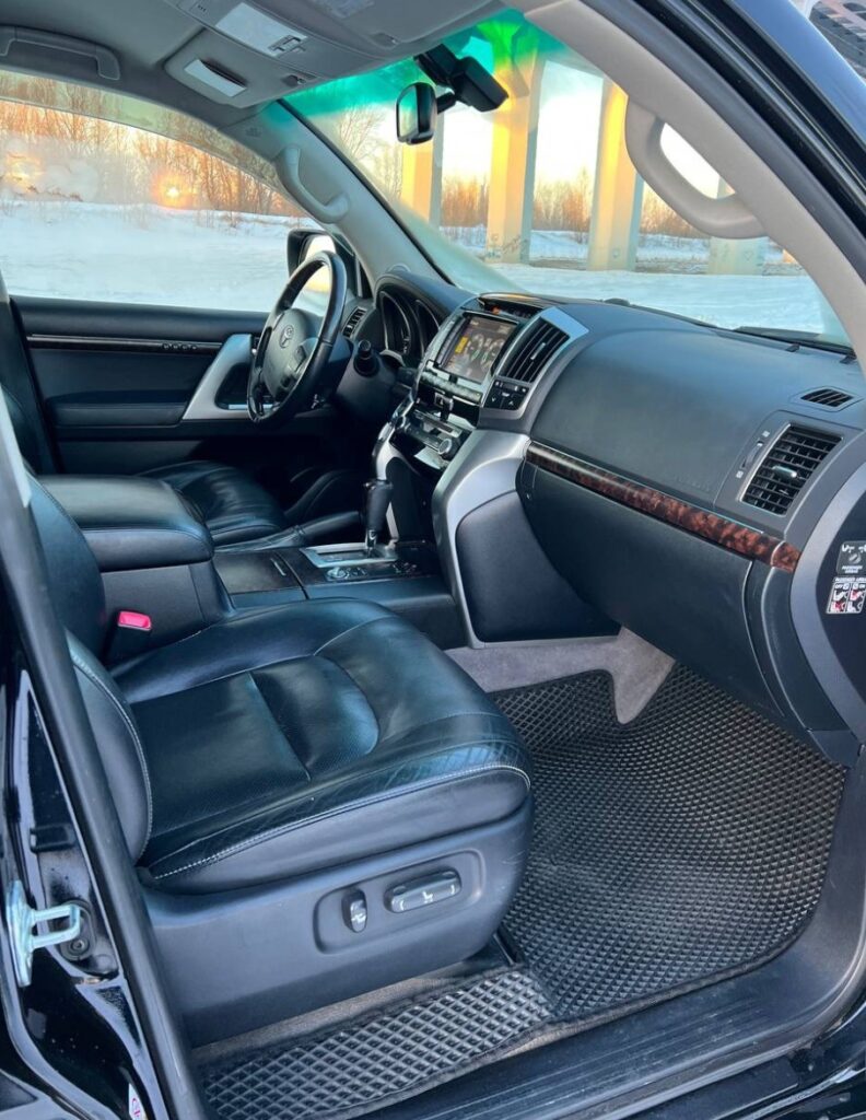 Toyota Land Cruiser 200 2012 4WD или аналог в Горно-Алтайске, Россия