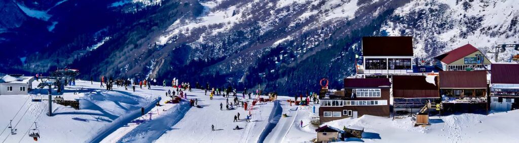 ЗИМНИЙ ОТДЫХ В ДОМБАЕ, РОССИЯ — ГДЕ ВСТРЕТИТЬ СНЕЖНУЮ ЗИМУ 2025–2026