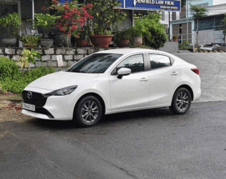 Mazda2 2024-2025 или аналог в Хошимине, Вьетнам