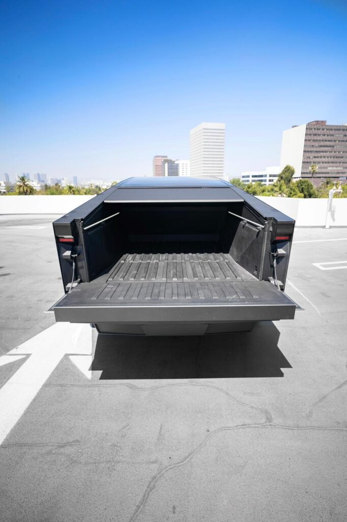 Tesla CyberTruck Foundation 2024-2025 в Лос Анджелесе, США